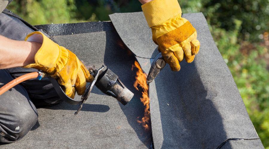 Professional gutter cleaning in Oak Park, CA